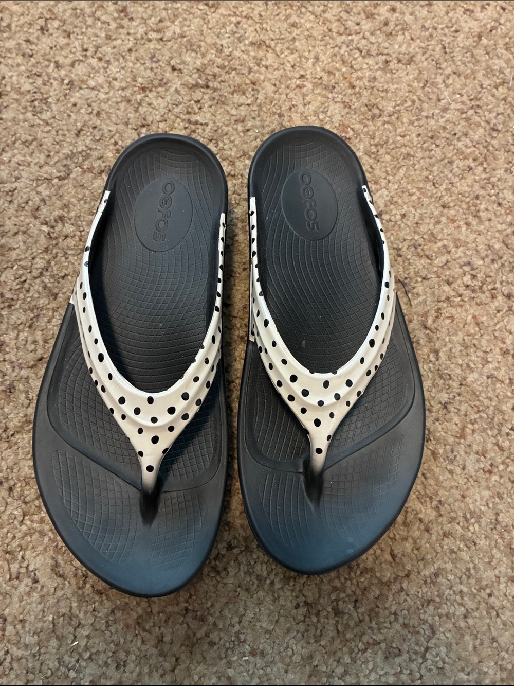 OOFOS Women's Black Footbed with White Polka Dot Straps Recovery Sandals